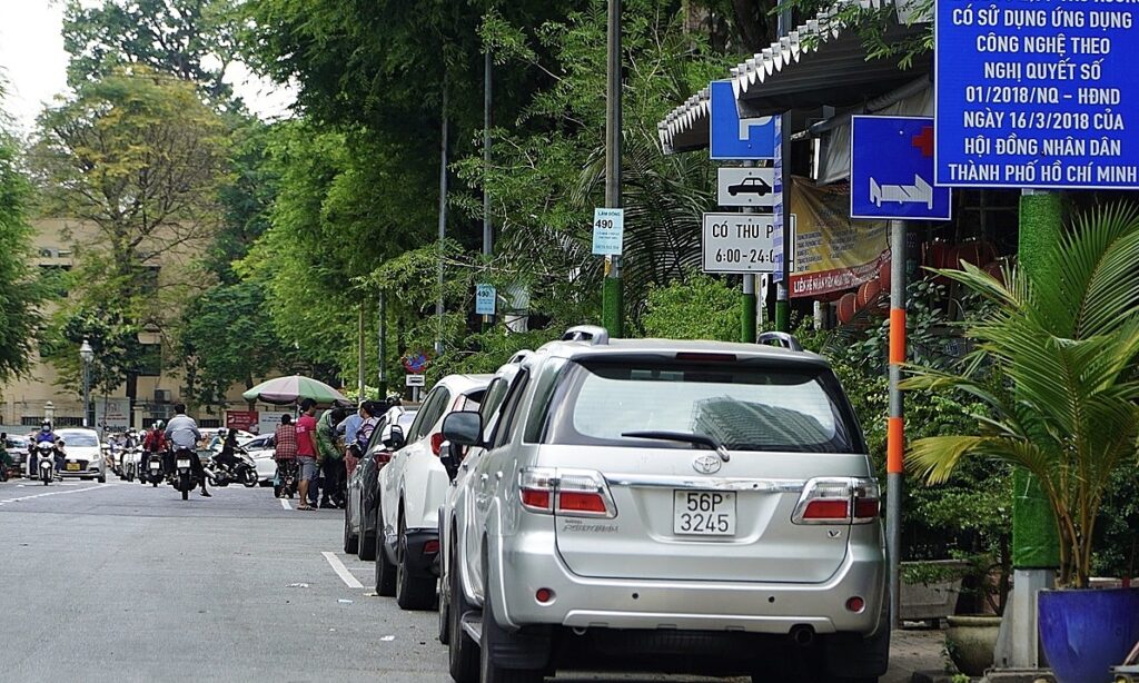 Phường đầu tiên ở TP HCM cấp phép, thu phí sử dụng vỉa hè qua app