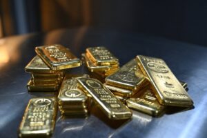 Giá vàng tăng hơn 100 USD, dầu giảm mạnh