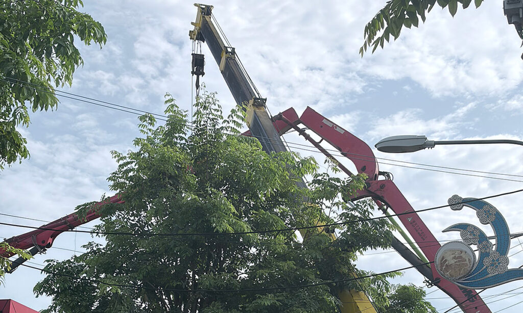 Cần bơm bêtông dài 30 m gãy đổ, một công nhân tử vong
