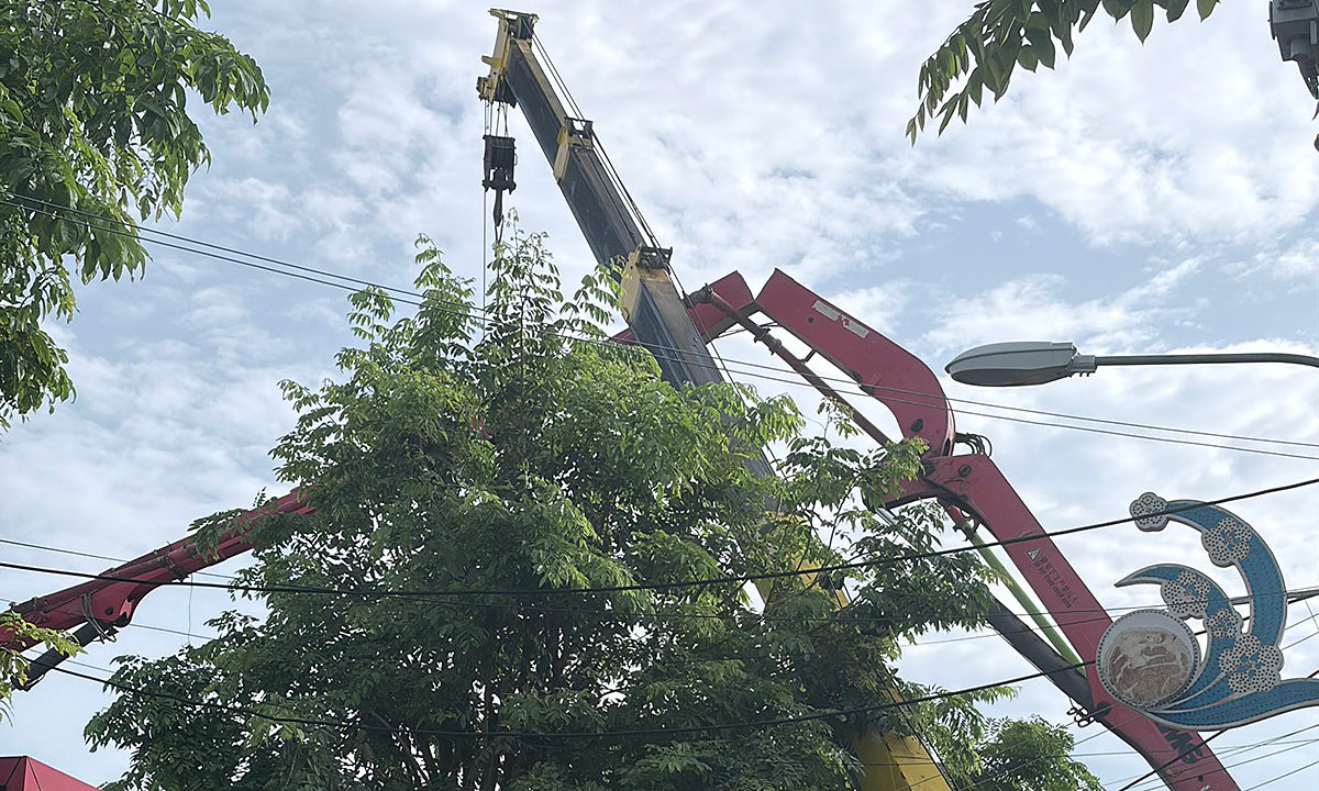 Cần bơm bêtông dài 30 m gãy đổ, một công nhân tử vong
