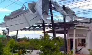 Giông lốc làm hơn 90 nhà dân ở Cà Mau hư hỏng