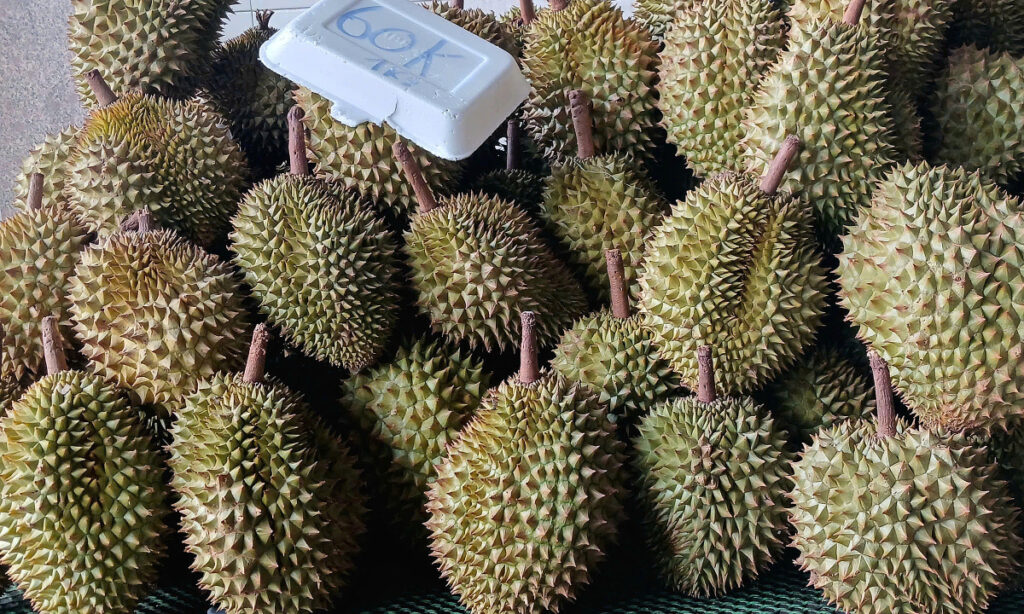 Sầu riêng 'rẻ chưa từng có' ở TP HCM