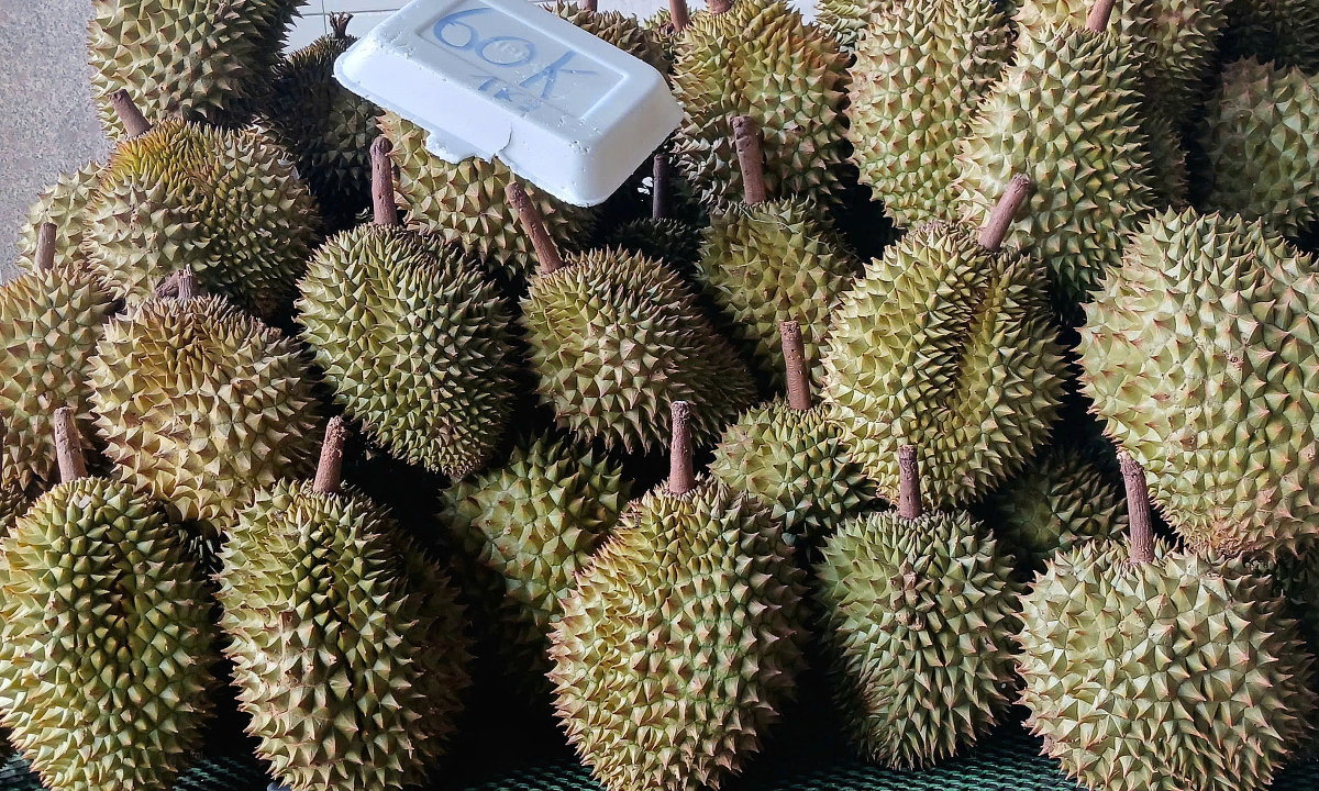 Sầu riêng 'rẻ chưa từng có' ở TP HCM