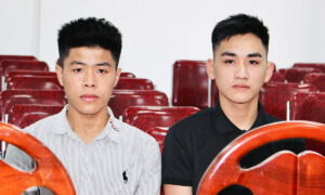 Hai nam sinh cứu bạn nhảy cầu được tặng huy hiệu Tuổi trẻ dũng cảm