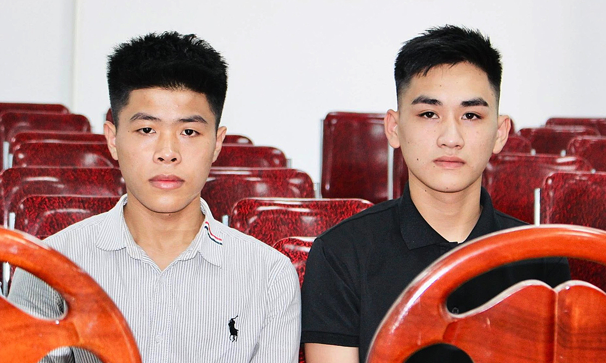 Hai nam sinh cứu bạn nhảy cầu được tặng huy hiệu Tuổi trẻ dũng cảm