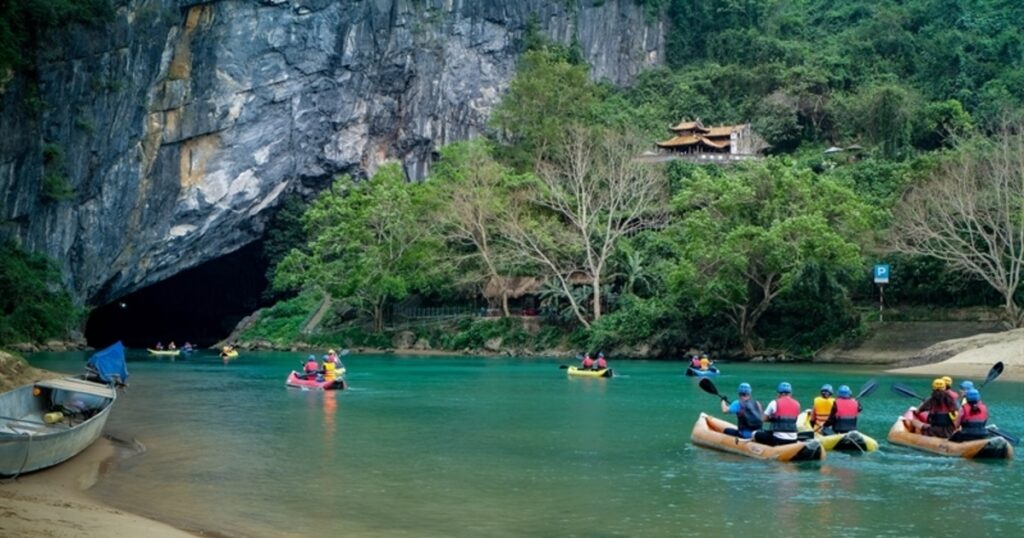 Phong Nha hút khách nhờ cảnh quan nguyên sơ và trải nghiệm gần gũi thiên nhiên