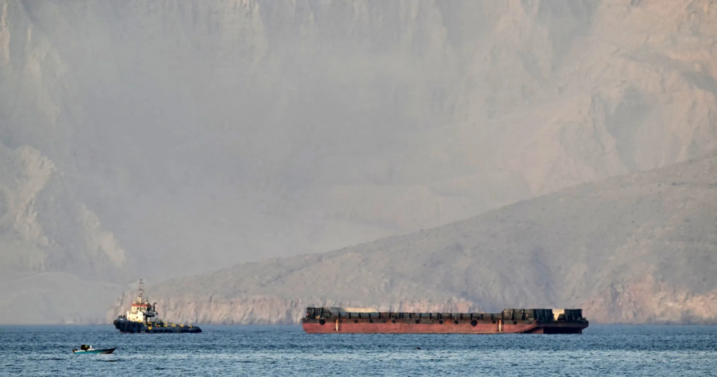 Số tàu chở dầu đi qua eo biển Hormuz tăng mạnh