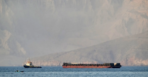 Số tàu chở dầu đi qua eo biển Hormuz tăng mạnh