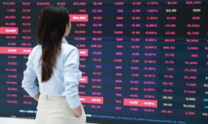Chứng khoán biến động mở ra cơ hội đầu tư 'giá rẻ'