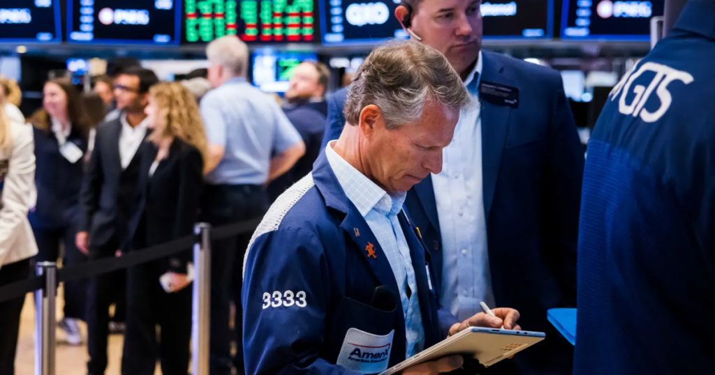 Dow Jones cao chưa từng thấy, giá dầu “bốc hơi” gần 6%