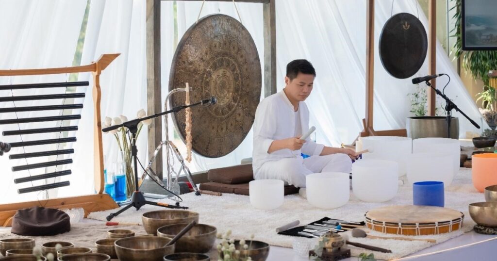 Nhạc sĩ Đức Thịnh mang hành trình chữa lành từ biển và âm thanh đến Quảng Ngãi