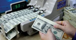 Giá USD tự do chỉ nhỉnh hơn ngân hàng vài đồng