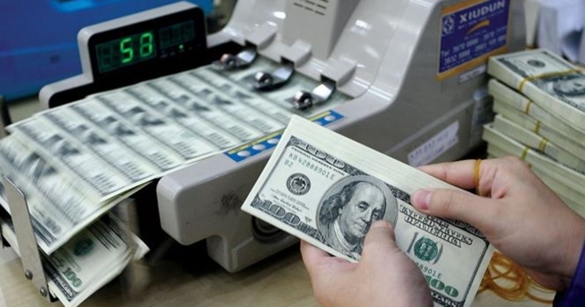 Giá USD tự do chỉ nhỉnh hơn ngân hàng vài đồng
