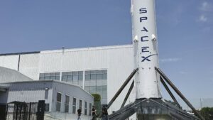 Vốn hóa SpaceX vượt Amazon