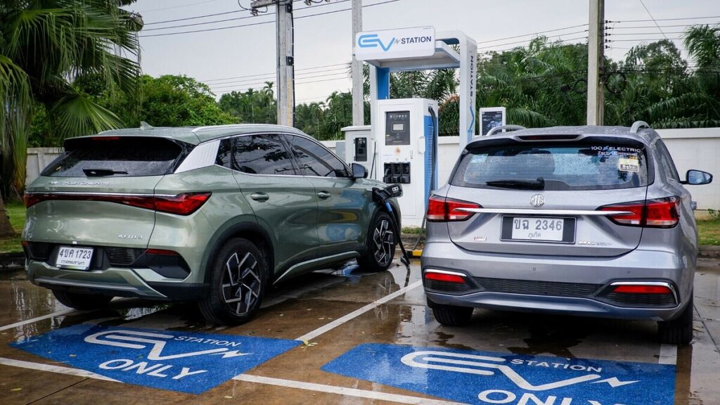 Các nước thiếu hụt trạm sạc trước làn sóng xe điện Trung Quốc