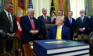 Ông Trump công bố gói cứu trợ 700 triệu USD vực dậy ngành than