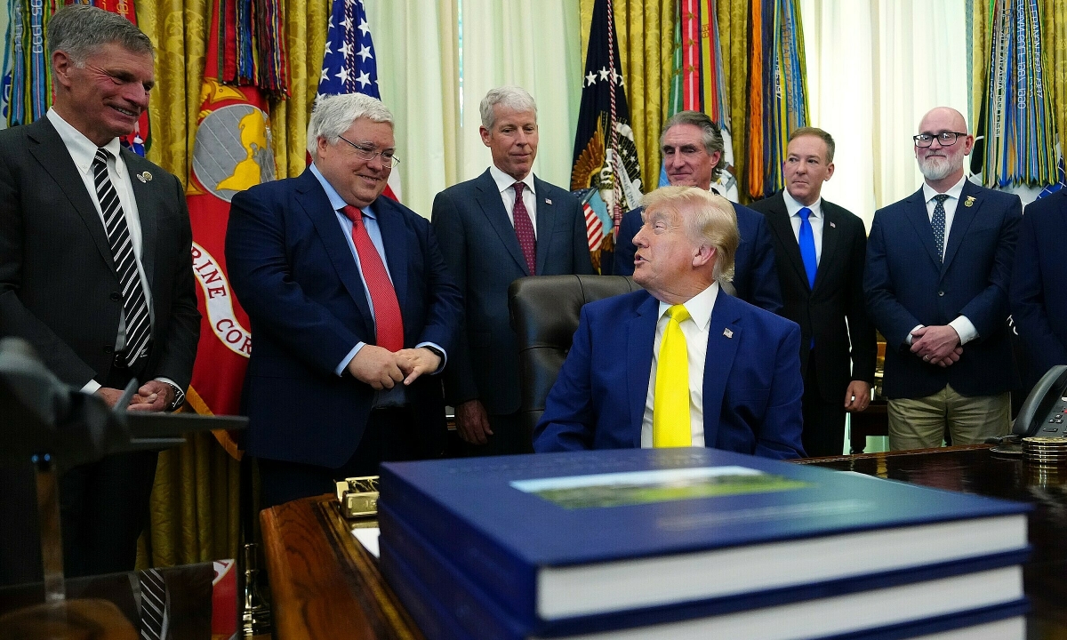 Ông Trump công bố gói cứu trợ 700 triệu USD vực dậy ngành than