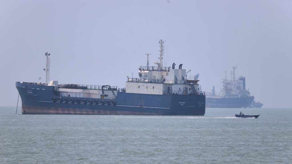 Lưu lượng tàu dầu qua eo biển Hormuz tăng
