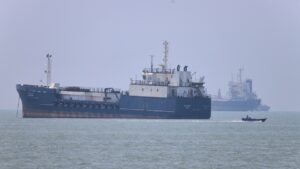 Lưu lượng tàu dầu qua eo biển Hormuz tăng