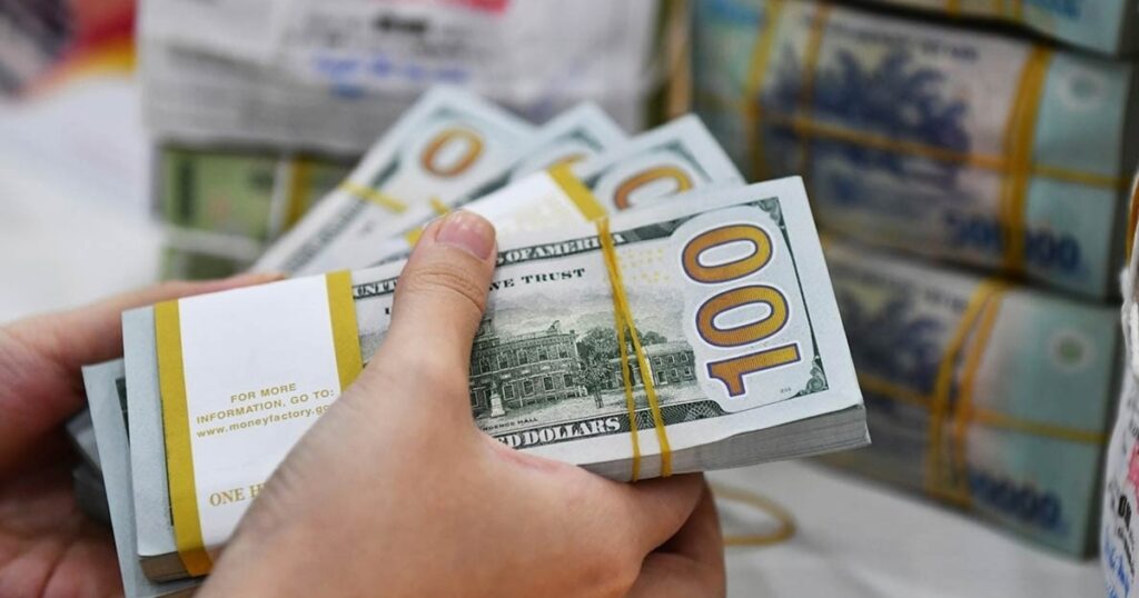 Giá USD tự do tăng nhanh nhưng vẫn thấp hơn ngân hàng khoảng 100 đồng
