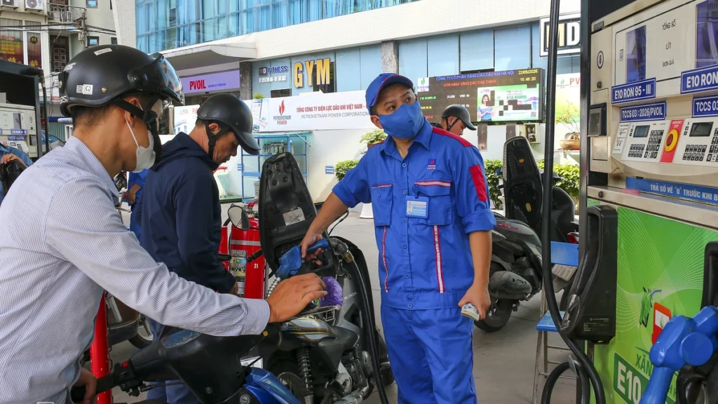Đề xuất tiếp tục giảm thuế môi trường, VAT với xăng dầu đến 30/9
