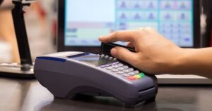 Cảnh giác dịch vụ “đảo thẻ tín dụng”, rút tiền trái quy định qua máy POS