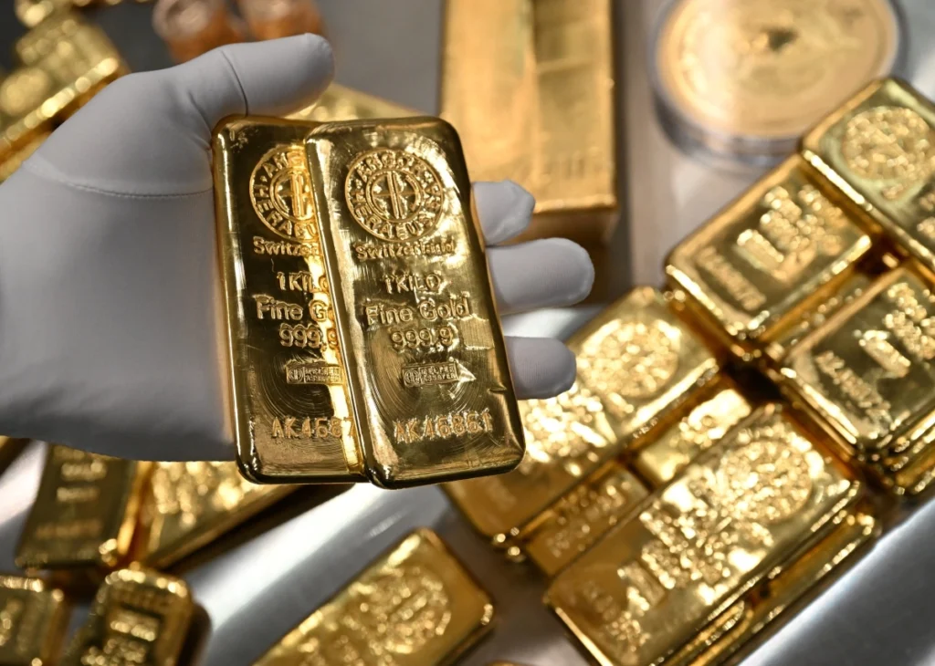 Giá vàng thế giới lao dốc, về dưới 4.100 USD