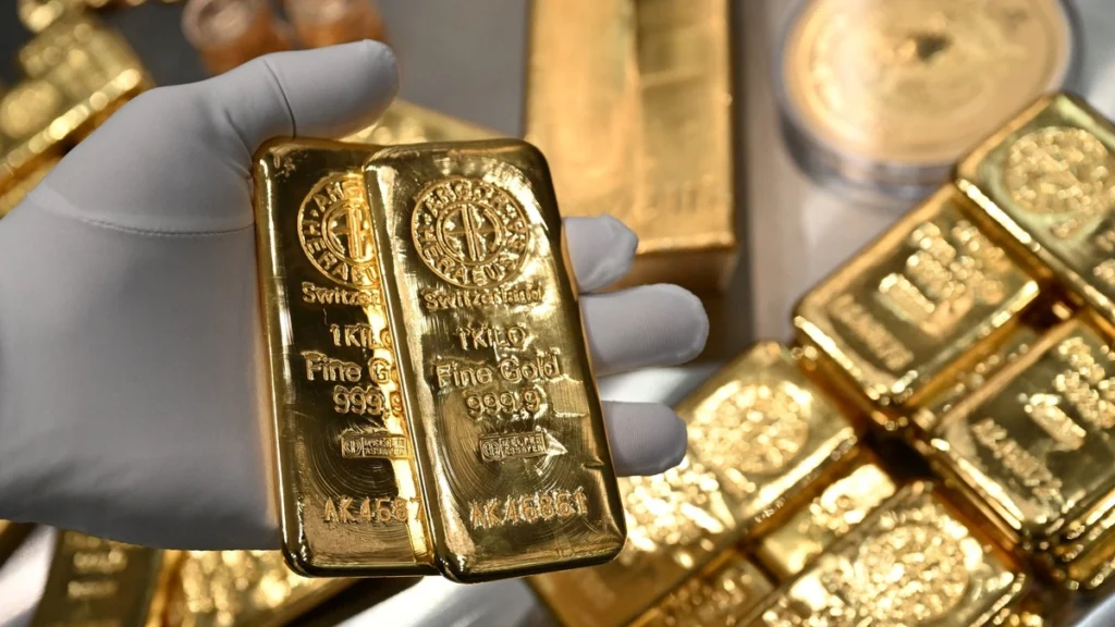 Giá vàng thế giới rời mốc 4.000 USD