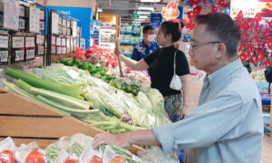 Nhiều gia đình 'thắt lưng buộc bụng' nhưng hóa đơn vẫn phình to