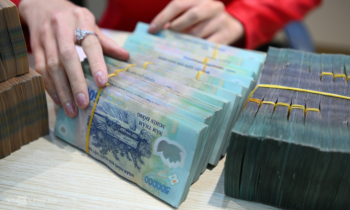 Tiền mặt dần lên ngôi