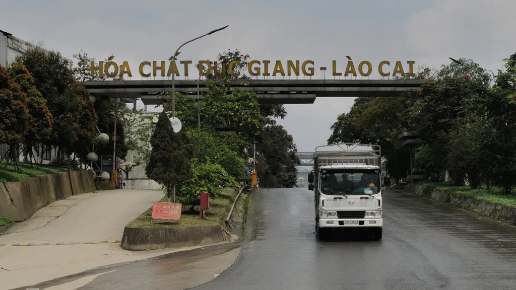 Cổ phiếu Hóa chất Đức Giang vào diện cảnh báo