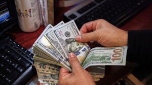 Giá USD thế giới lên cao nhất một năm
