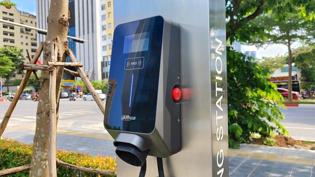 Bộ Công Thương yêu cầu địa phương cập nhật nhu cầu điện trạm sạc