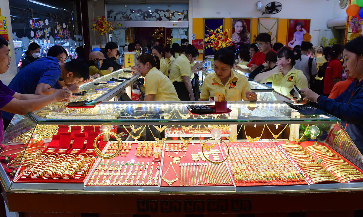 Nhập khẩu đá quý, kim loại quý tăng gần 300%