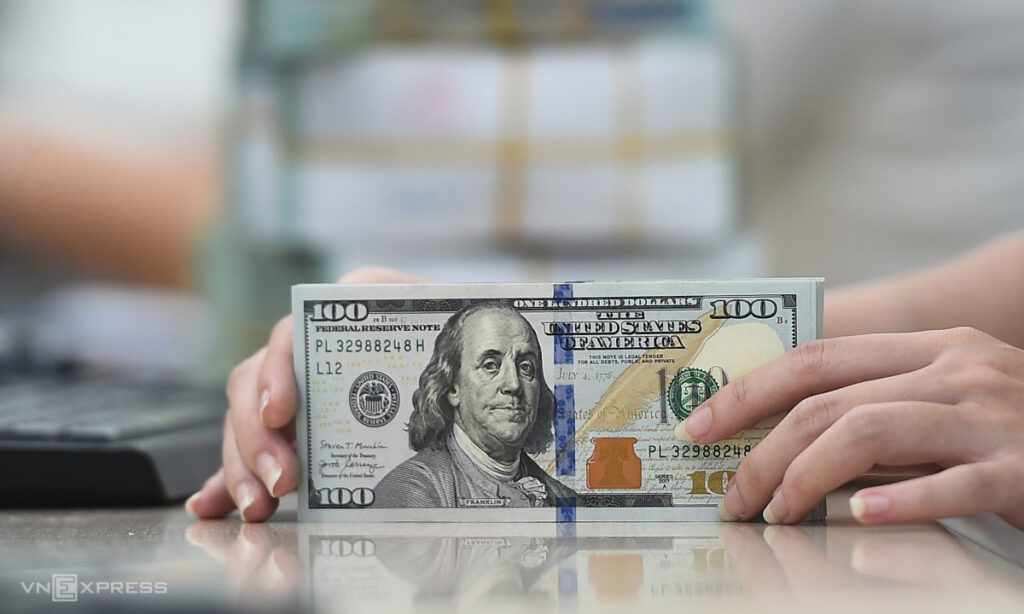 Giá USD tự do về thấp hơn ngân hàng