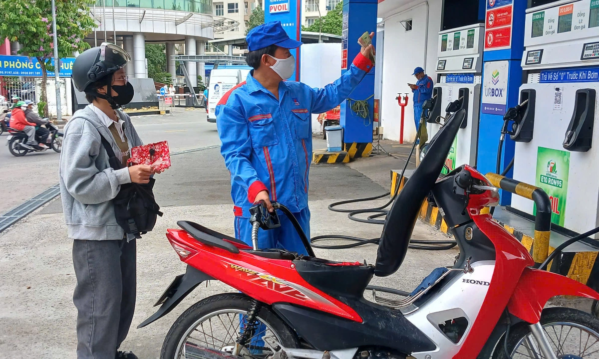 Lượng bán xăng E10 ổn định trong những ngày đầu chuyển đổi