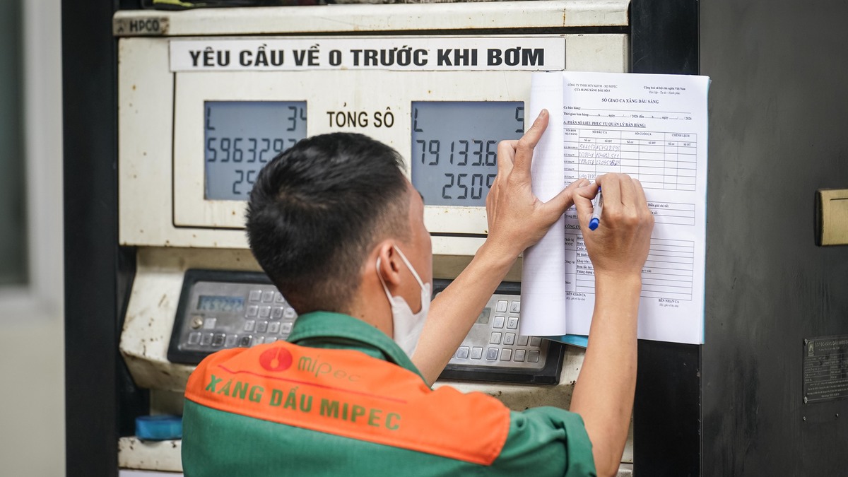 Giá xăng E10 giảm về dưới 21.000 đồng một lít