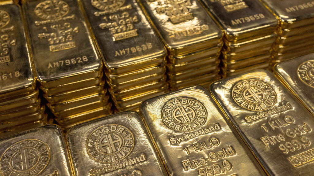 Các ngân hàng trung ương muốn bán USD mua vàng