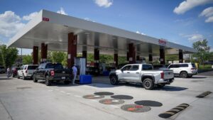Vì sao Costco bán xăng giá rẻ tại Mỹ