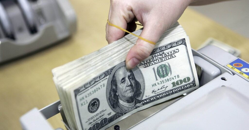 Nhiều ngân hàng hạ giá mua USD, giá bán đồng loạt niêm yết kịch trần