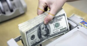 Nhiều ngân hàng hạ giá mua USD, giá bán đồng loạt niêm yết kịch trần