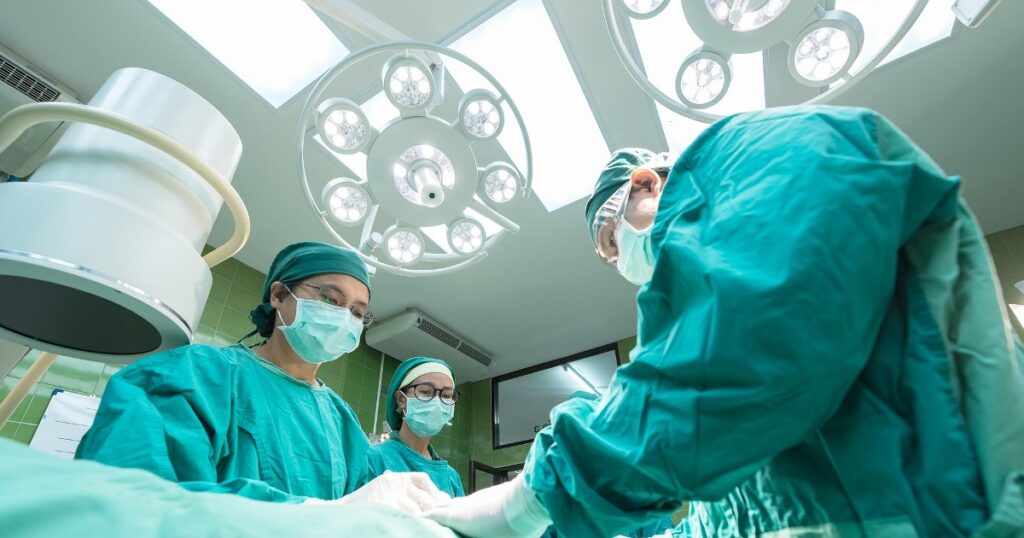 Doanh nghiệp bảo hiểm 'bắt tay' nhà thuốc triển khai bảo hiểm vi mô cho người thu nhập thấp