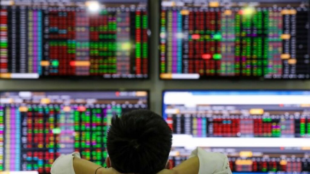 VN-Index thủng mốc 1.700 điểm