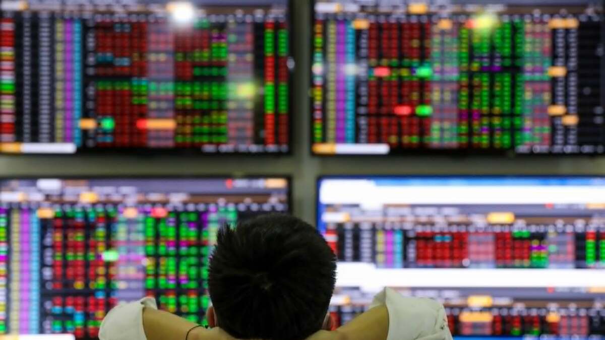 VN-Index thủng mốc 1.700 điểm