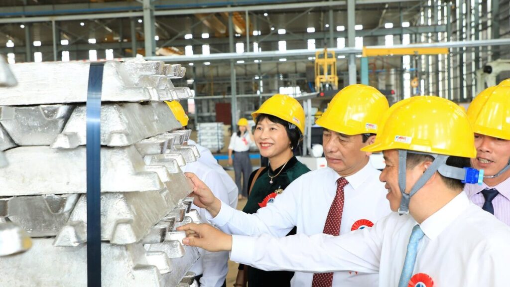 Việt Nam ra lò sản phẩm nhôm thỏi đầu tiên