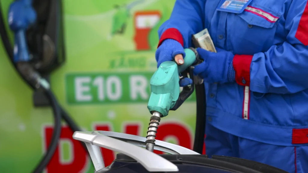 Giá xăng E10 lên hơn 20.000 đồng một lít