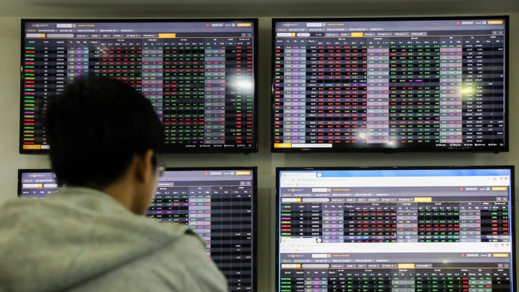 VN-Index giảm mạnh nhất một tháng
