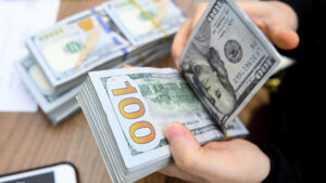 Giá USD tự do lao dốc