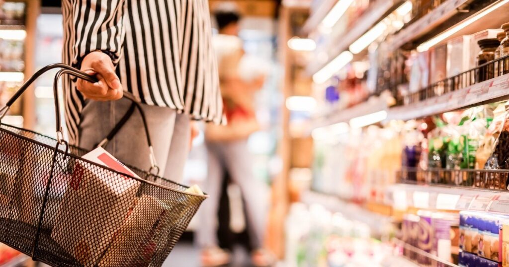 Sản xuất “lật kèo” nhà phân phối: Cuộc chiến dai dẳng của thị trường