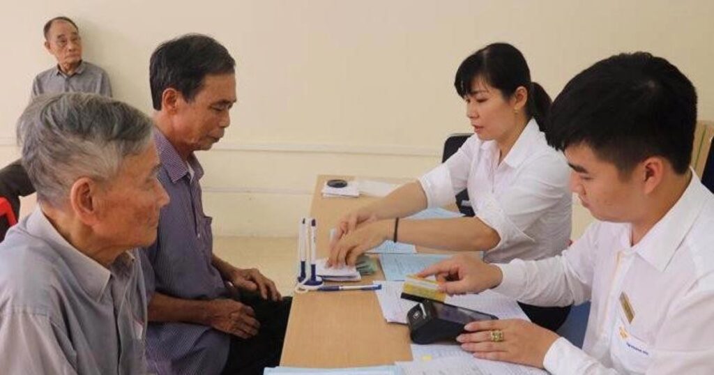 Từ đầu tháng 7, 90% người hưởng lương hưu, trợ cấp bảo hiểm nhận qua tài khoản
